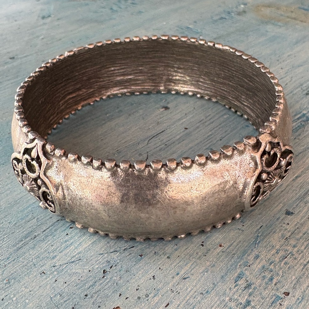 Pewter/Silver-Tone Bangle Bracelet with 4 Emblems on Sides & Raised Dots Edges - Picture 11 of 12
